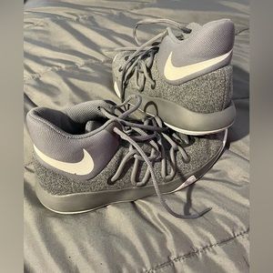 EUC women’s Nike Trey 5 basketball sneakers